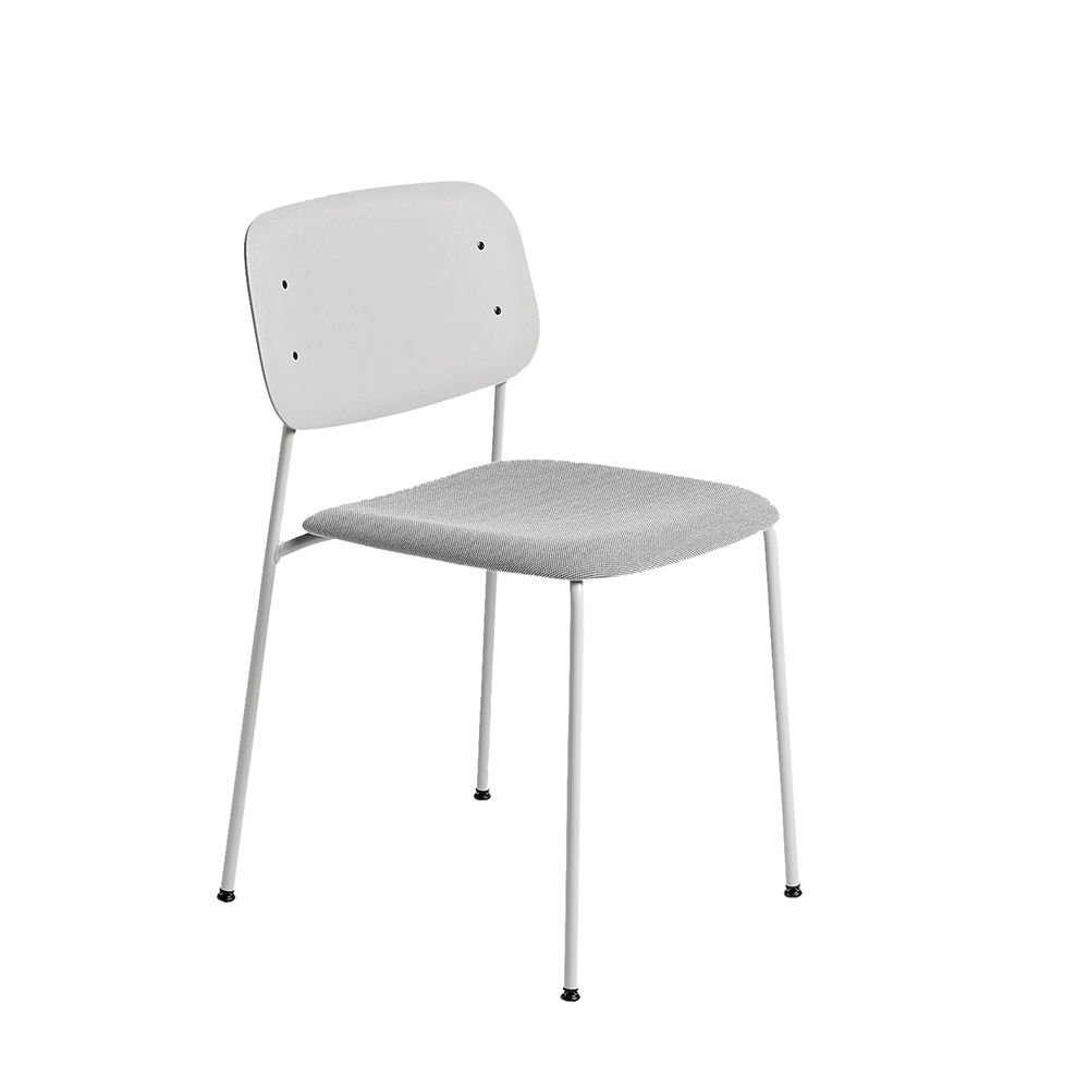 Weißer SOFT EDGE Stuhl von Hay mit grauem Sitzpolster und minimalistischem Design.