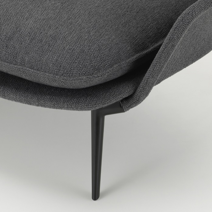 Detailaufnahme vom Vitra Slow Sofa mit grauem Stoffbezug und schwarzen Füßen.