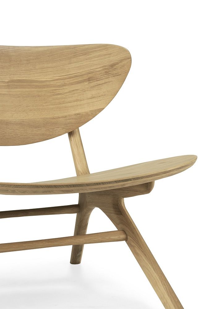 Detailaufnahme des Ethnicraft Eye Loungesessels aus Eiche, modernes Design mit geschwungenen Formen.