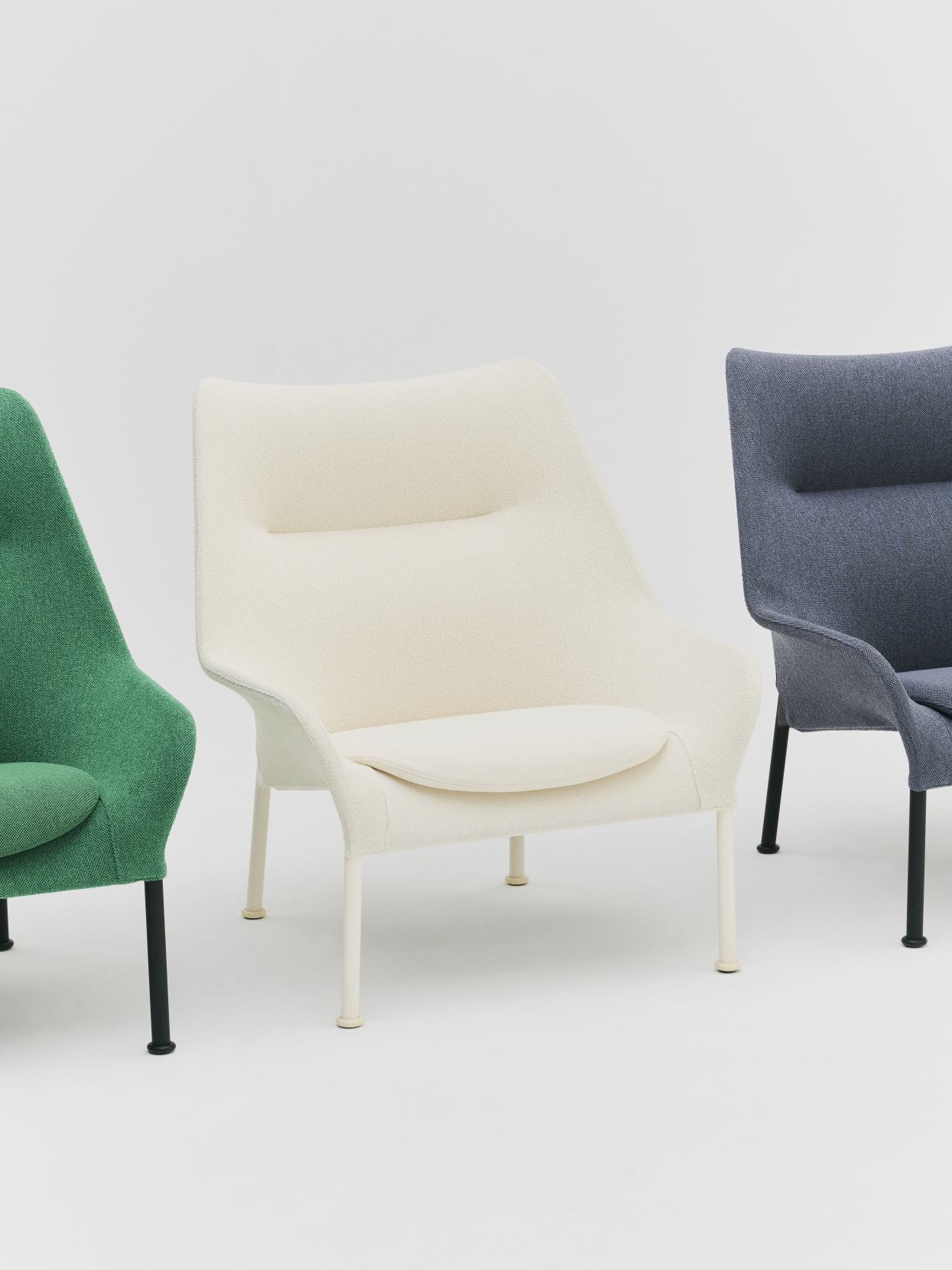 Drei Hay Sessel 02 Lounge Chair in Grün, Weiß und Blau auf weißem Hintergrund.