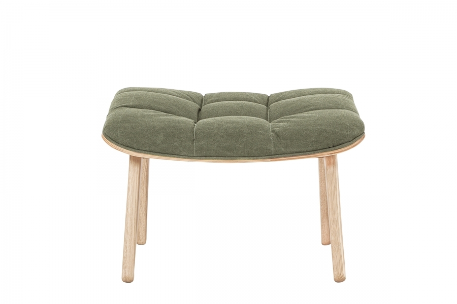 NORR11 Mammoth Ottomane mit olivgrünem Stoffbezug und hellem Holzgestell, moderne Fußablage.