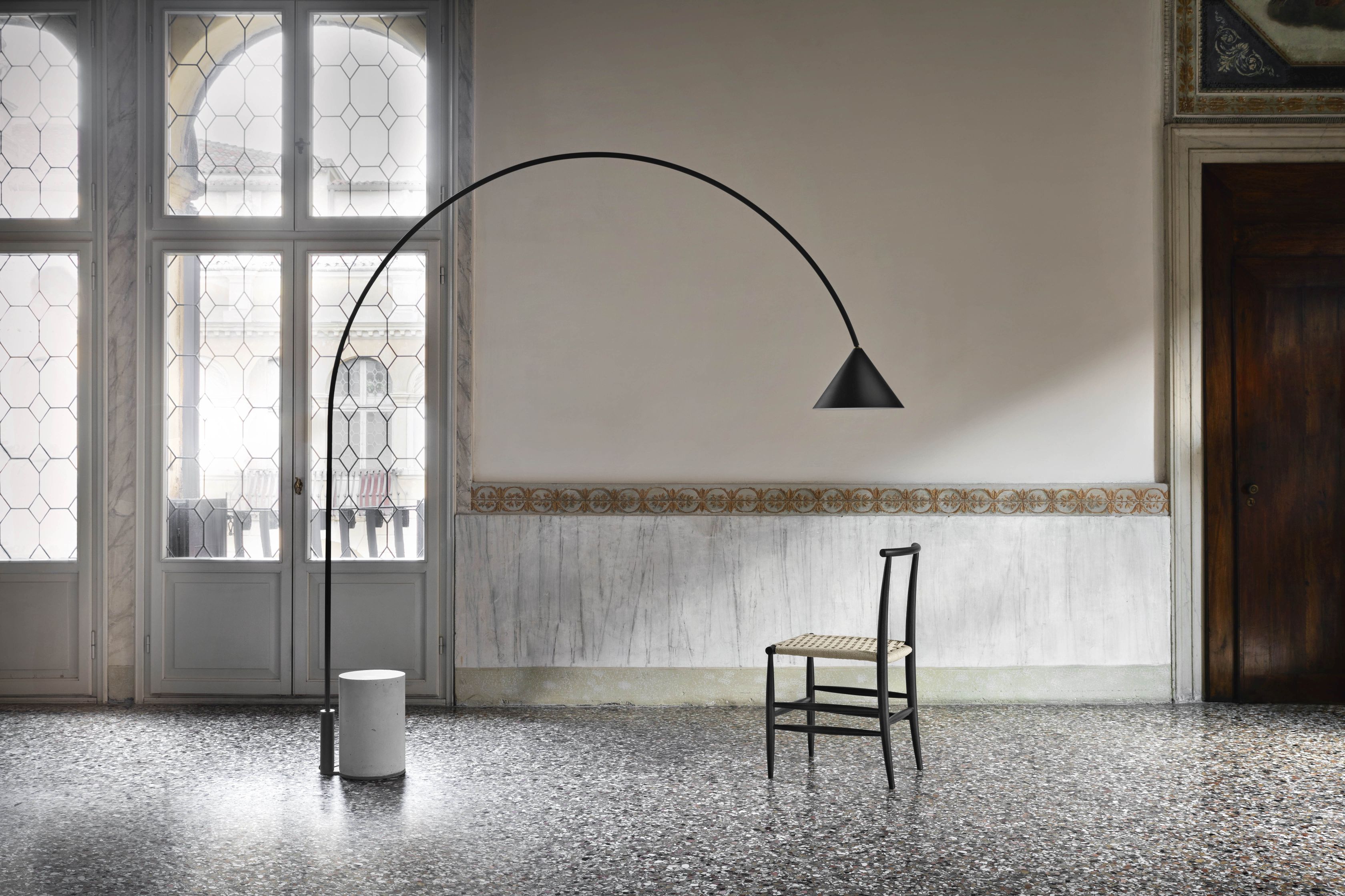 Ozz Floor Bodenleuchte von Miniforms, minimalistische Stehlampe mit schwarzem Lampenschirm und Marmorfuß.