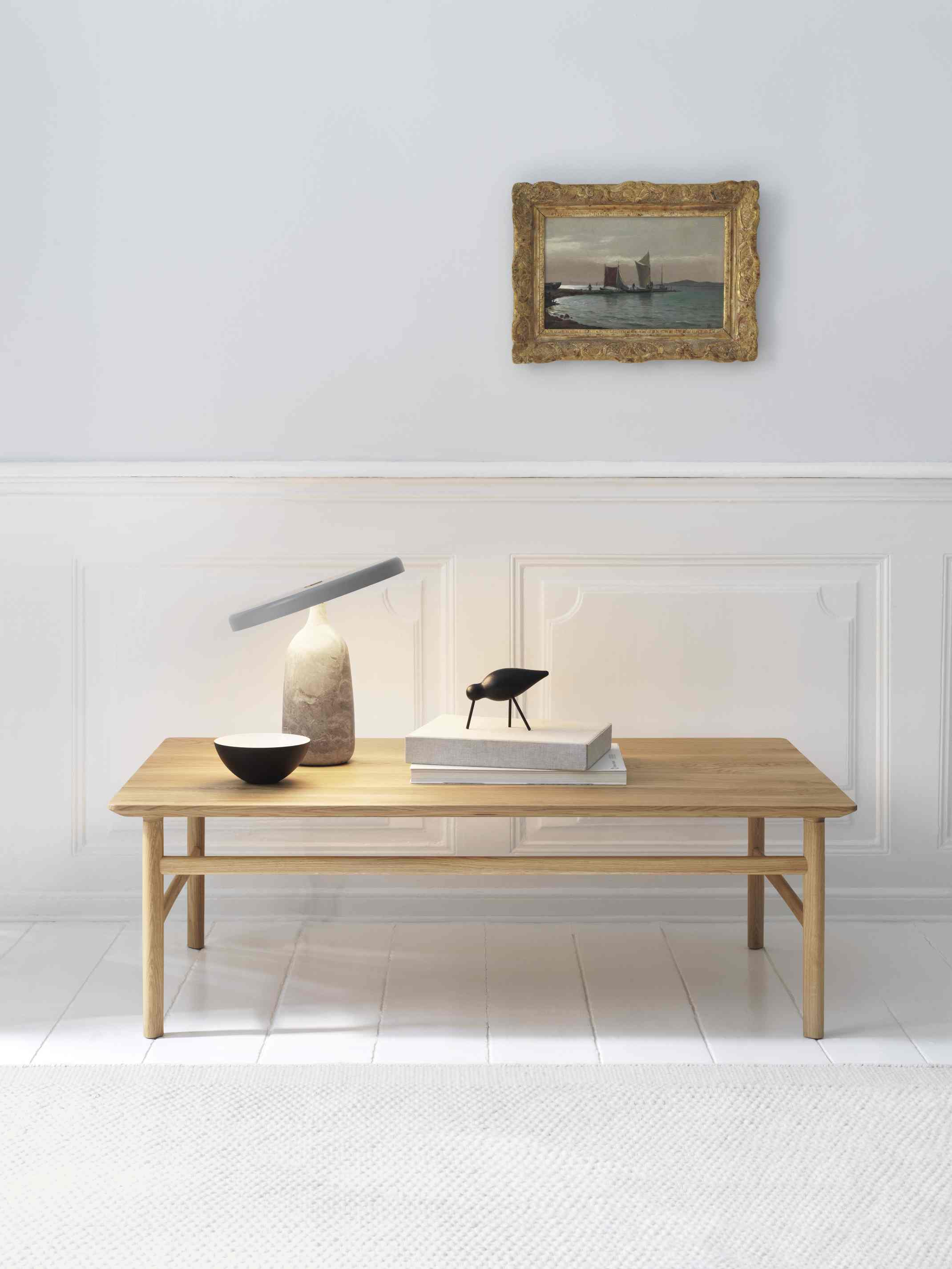 Normann Copenhagen Grow Table Couchtisch aus hellem Holz mit Deko-Elementen in minimalistischem Wohnraum.