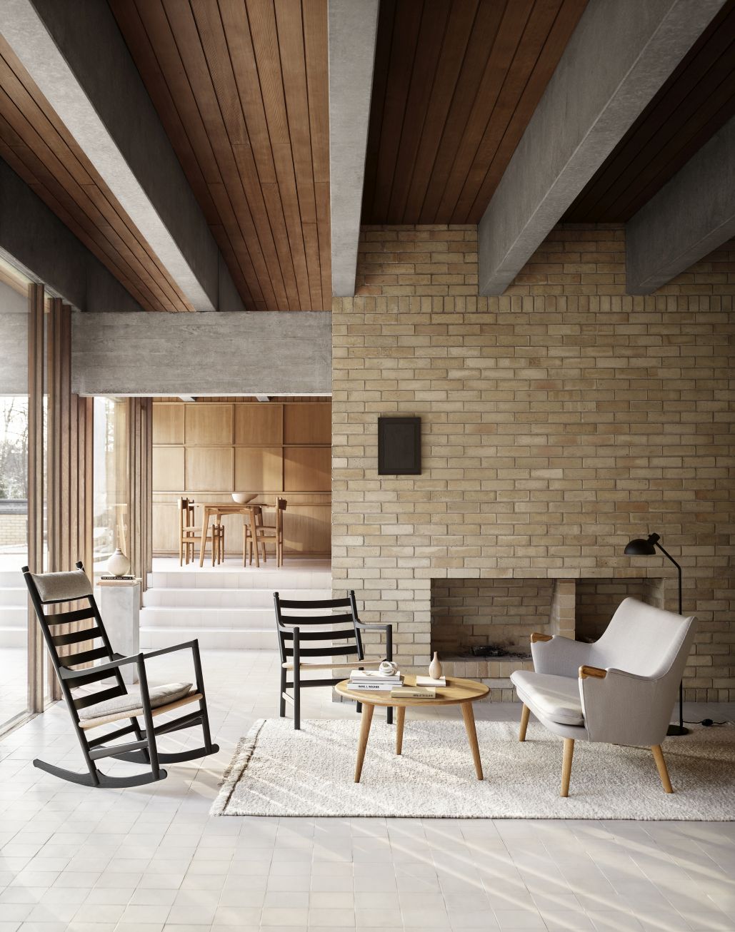 CH45 Schaukelstuhl von Carl Hansen & Søn in modernem Wohnzimmer mit Kamin und Designermöbeln.