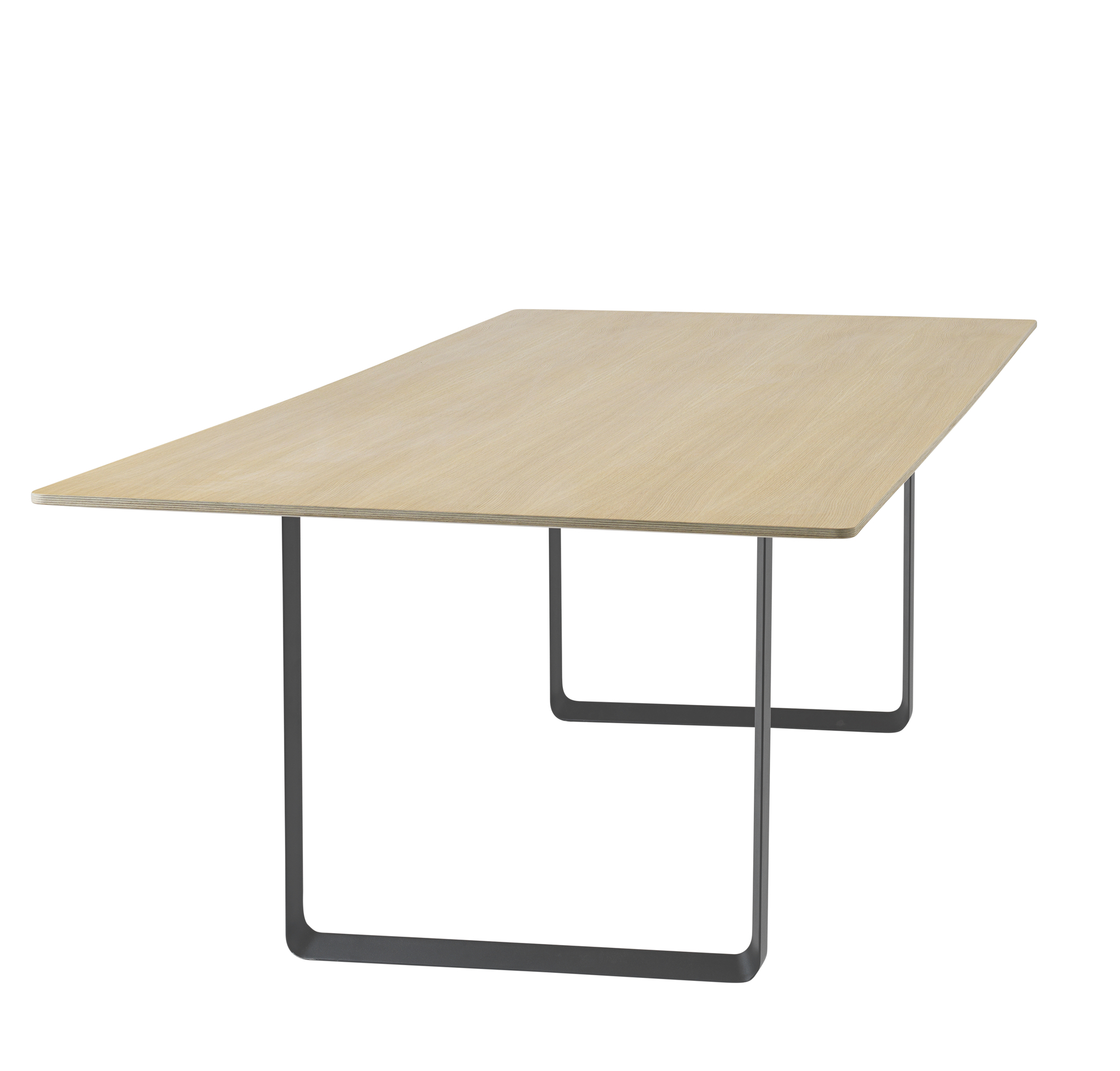 Muuto 70/70 Table: Heller Holz Esstisch mit schwarzem Metallgestell, modernes Design für Esszimmer.