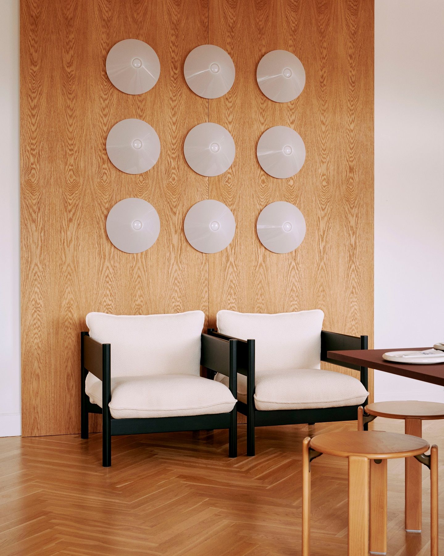Nahaufnahme von zwei Rey Stool Hockern von Hay, aus Holz, im modernen Interieur.