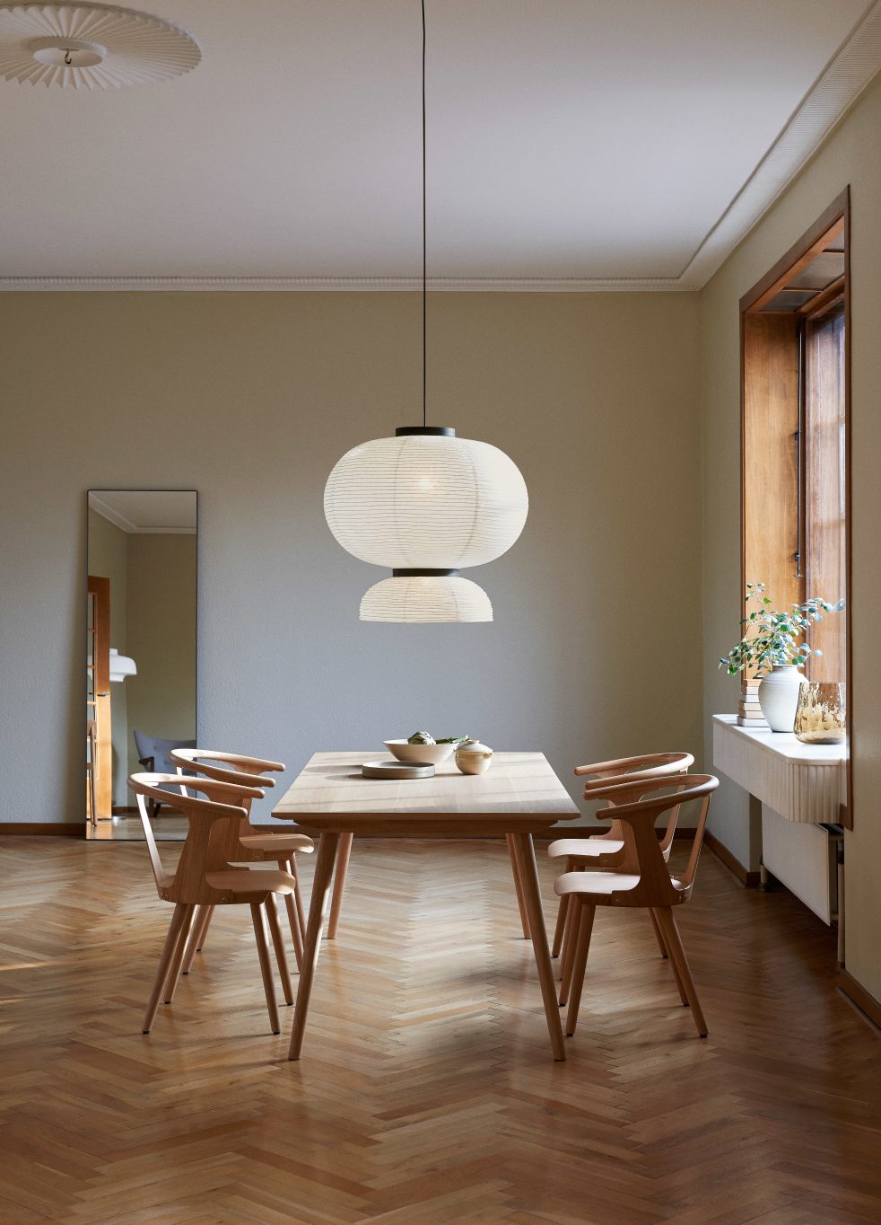 AndTradition In Between Chair SK1 aus Eiche, schwarz lackiert, am Esstisch in stilvollem Interieur.