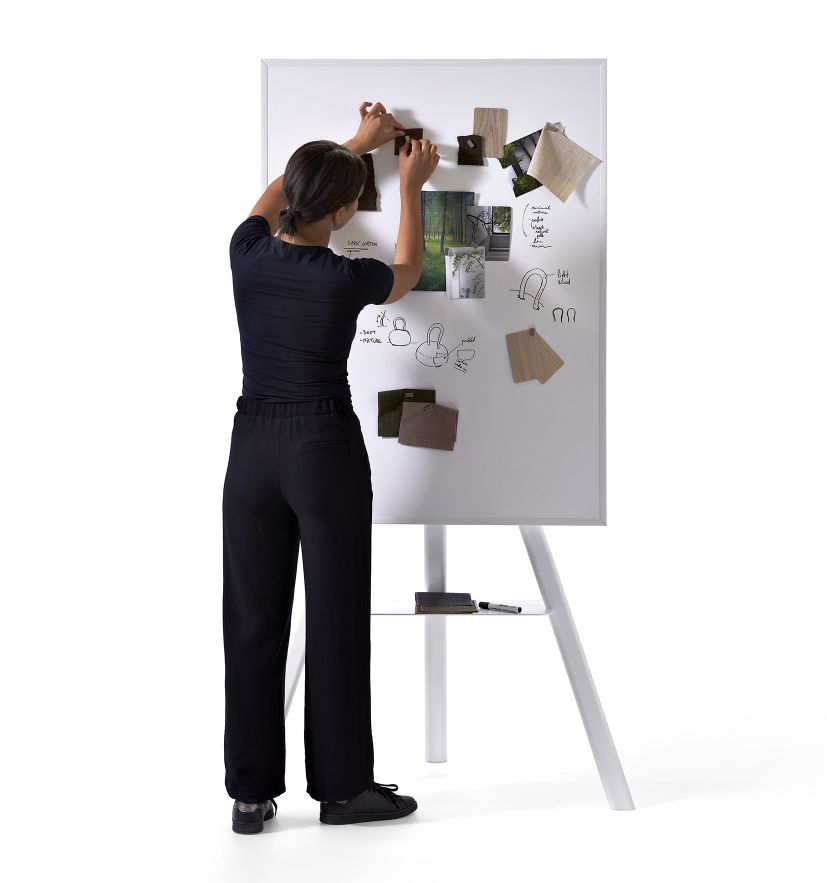 Frau arbeitet am Cartesio Multimediaständer in Schwarz von Opinion Ciatti mit Whiteboard und Ablage.
