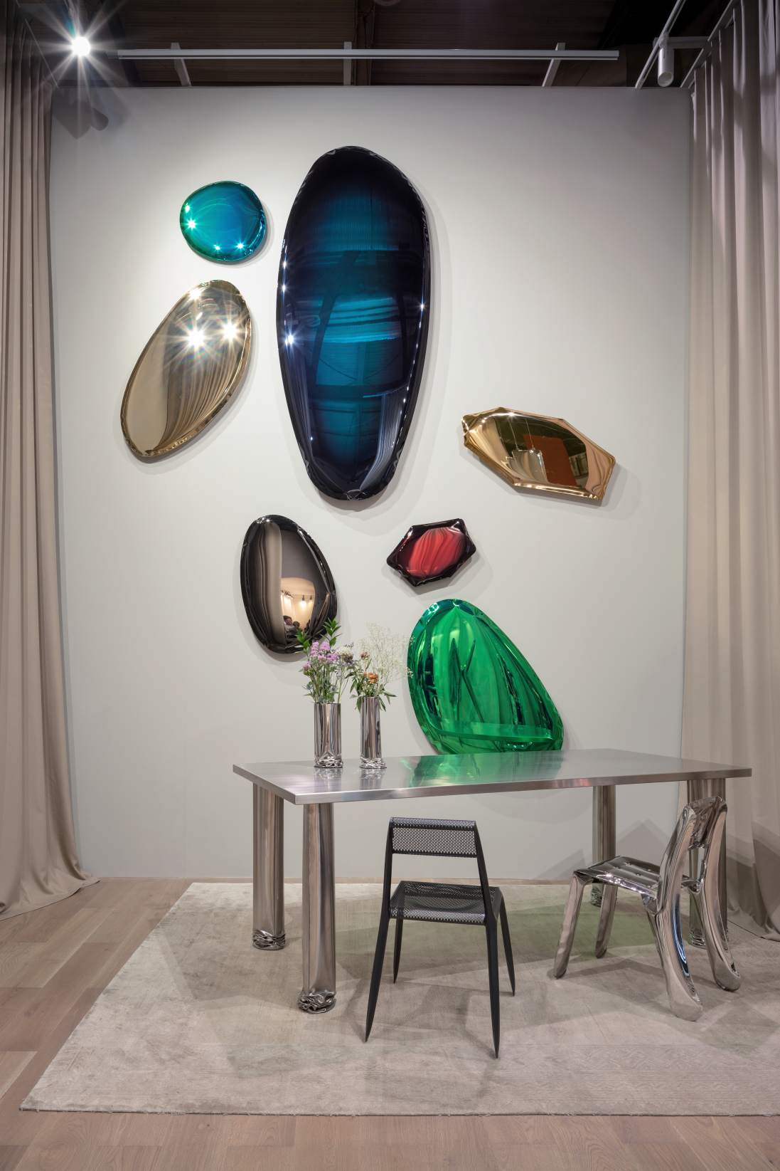 Crash Table Esstisch Zieta aus Metall mit Stühlen und farbigen Wandobjekten in einem modernen Interieur.