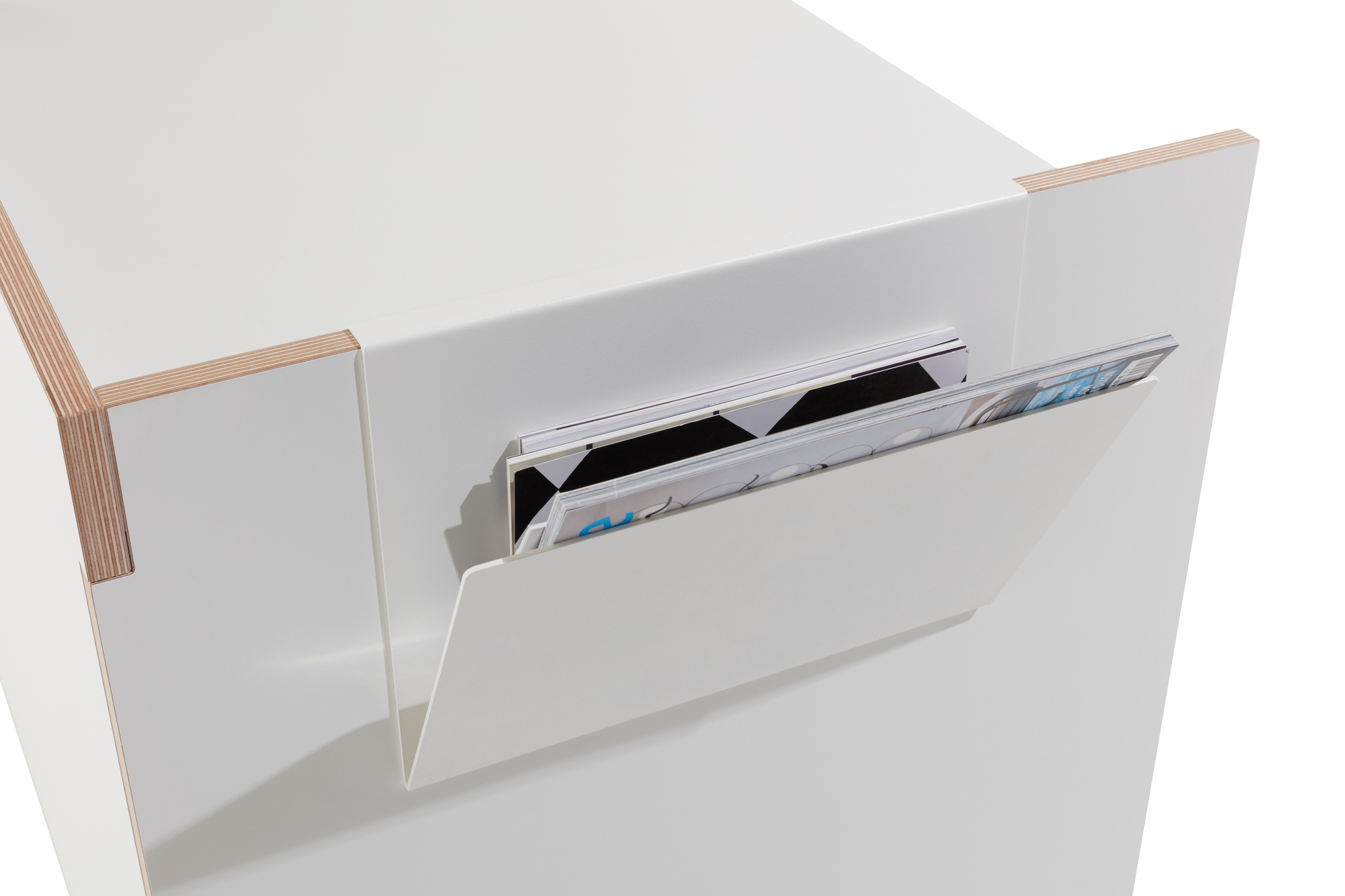 Detailaufnahme des weißen Flai Sekretärs von Müller Möbelwerkstätten mit Magazinhalter.