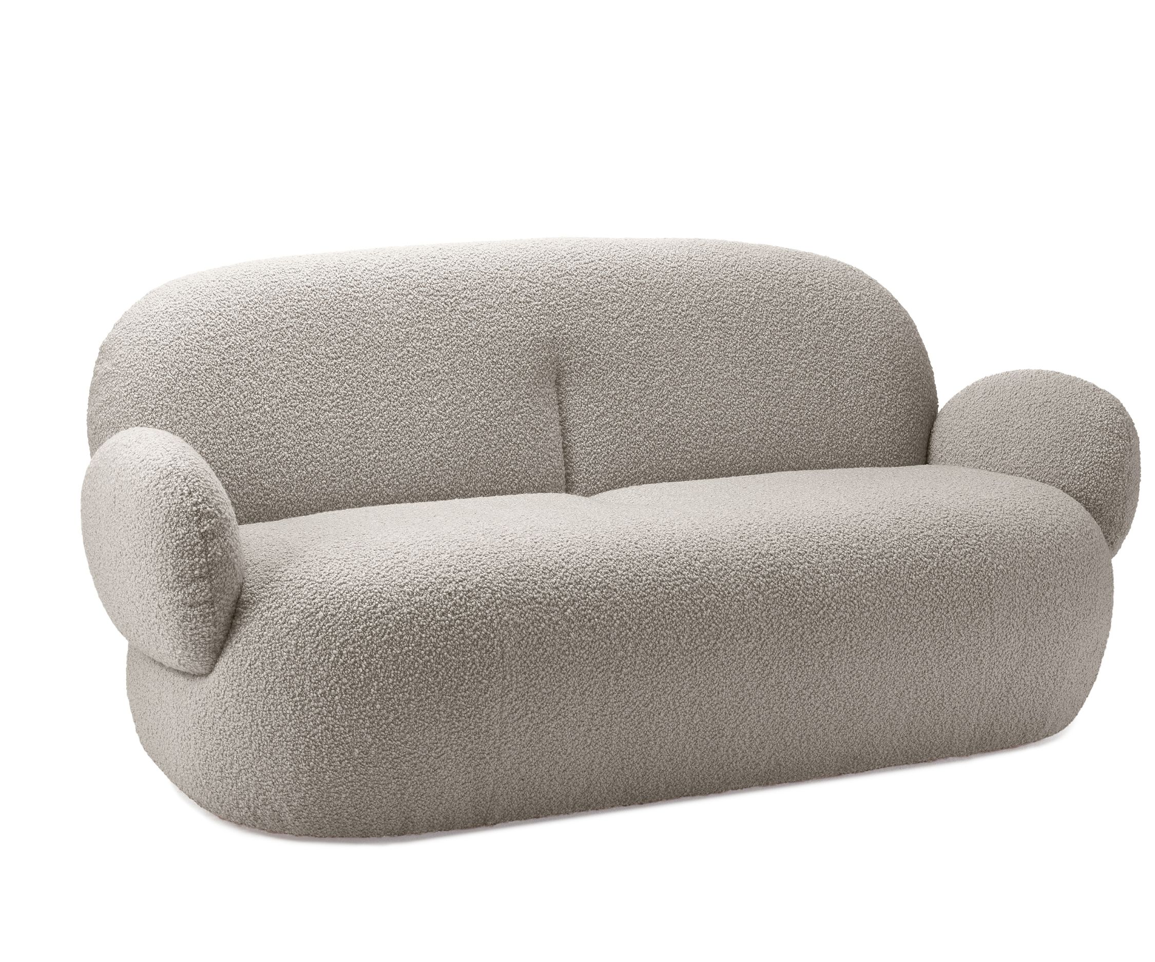 Nana Couch von Freifrau Manufaktur, modernes Sofa in Bouclé-Optik, hellgrau, für Wohnzimmer und Lounge.