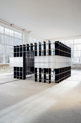 FNP Regal von Moormann, ein modernes, modulares Regalsystem in Schwarz und Weiß im Loft.