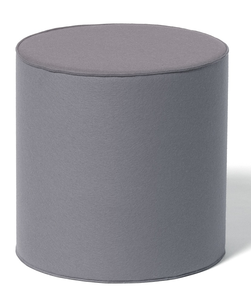 Grauer, zylinderförmiger Hocker aus Filzstoff, ideal als Sitzgelegenheit oder Beistelltisch im modernen Wohnzimmer.