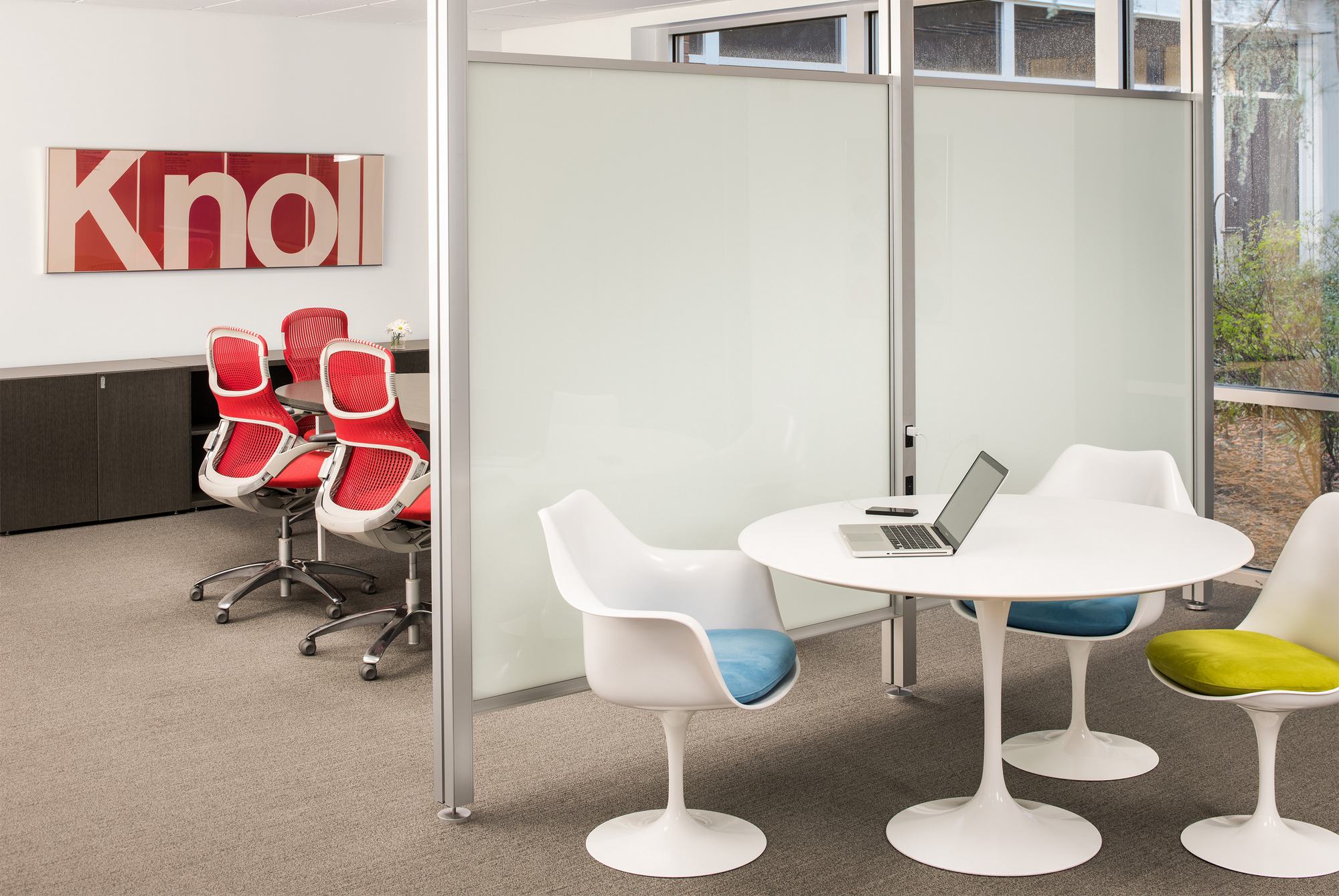 Besprechungsraum mit weißen Tulip Armlehnstühlen von Knoll International und rundem Tisch, modernes Büromöbel Design.