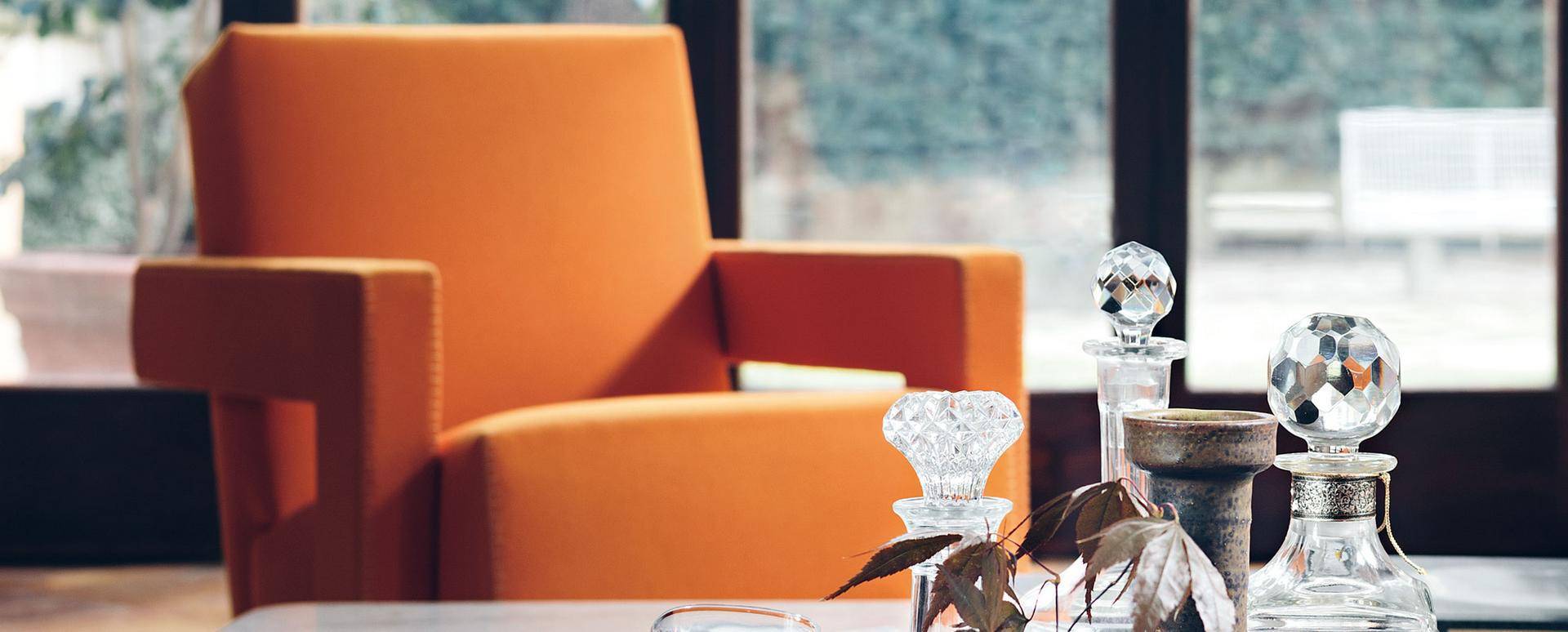 Orangefarbener 637 Utrecht Sessel von Cassina im Interieur mit Dekoration. Design Sessel für Wohnzimmer.