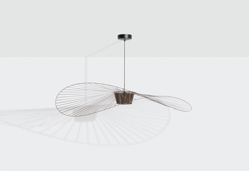Große bronzefarbene Vertigo Pendelleuchte von Petite Friture mit filigranem Design und besonderem Lichtspiel.