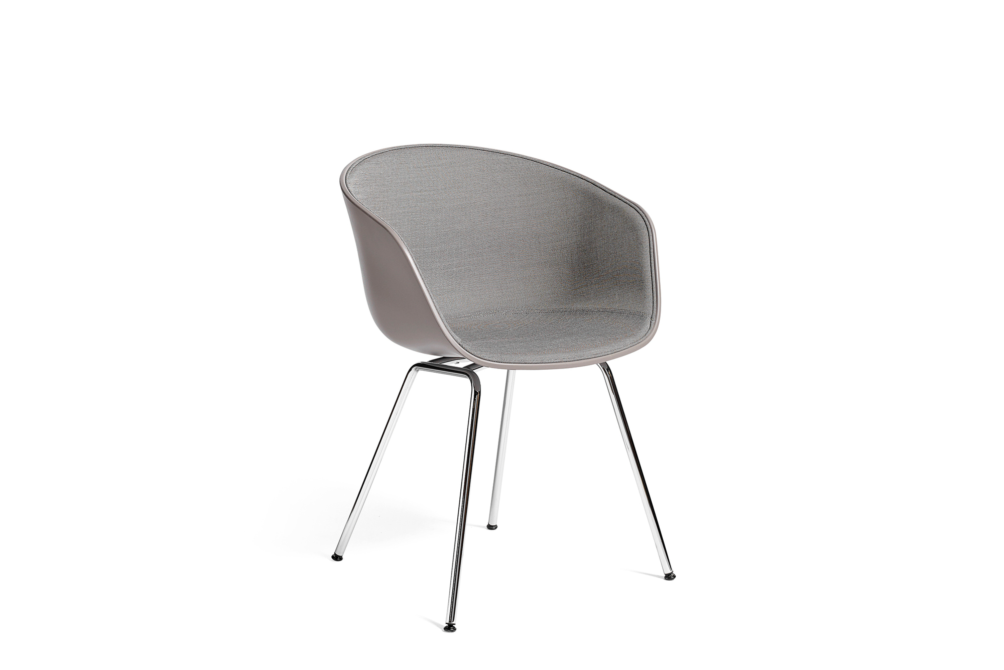 About A Chair AAC26 von Hay: Grauer Stuhl mit Stoffbezug und verchromtem Stahlgestell. Moderner Designstuhl.