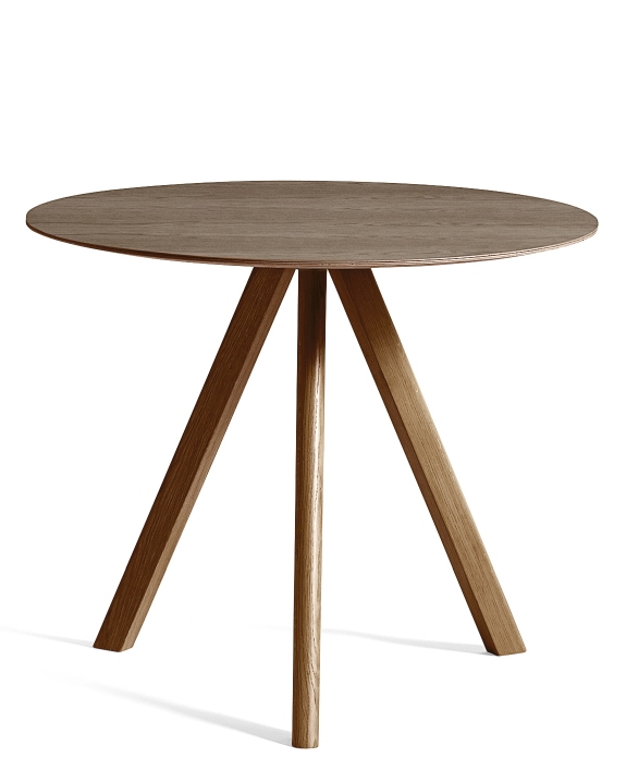 Copenhague Table CPH 20 von Hay: Runder Esstisch mit Holzplatte und dreibeinigem Holzgestell.