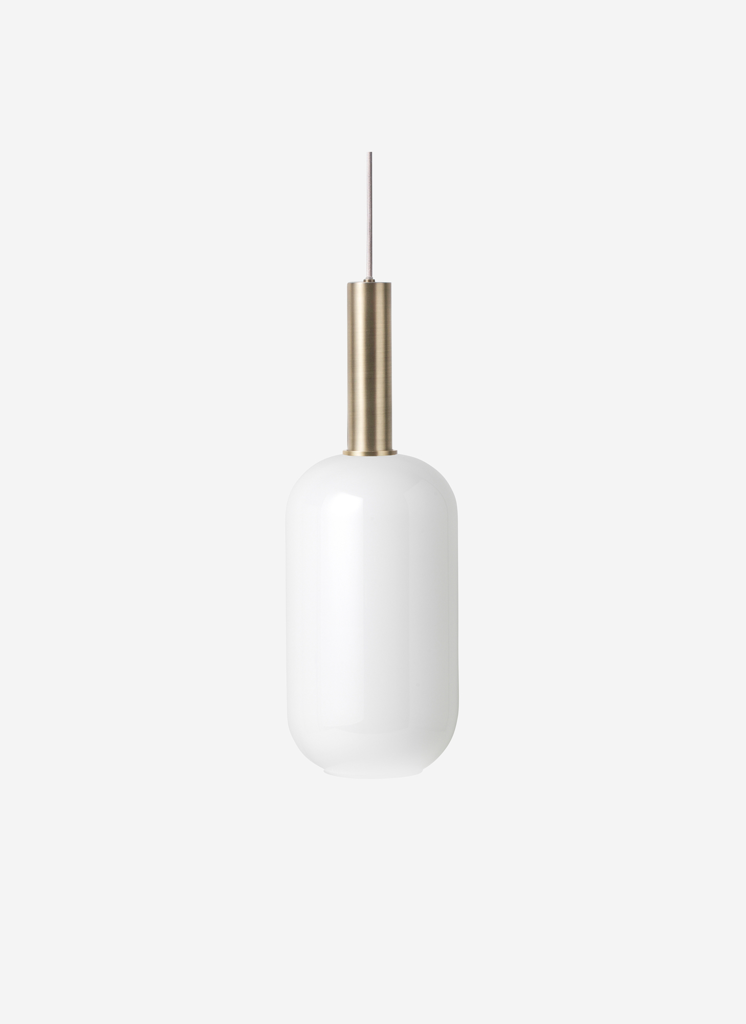 Nahaufnahme der Ferm Living Collect Pendelleuchte in hochglänzendem Messing und Weiß.