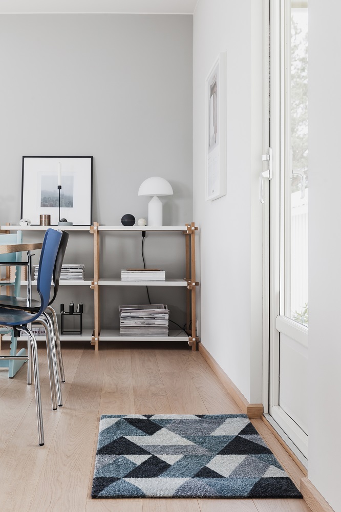 Blåne Heymat Fußmatte im Eingangsbereich eines Hauses, geometrisches Muster in Blau- und Grautönen, hochwertige Indoor Outdoor Matte.
