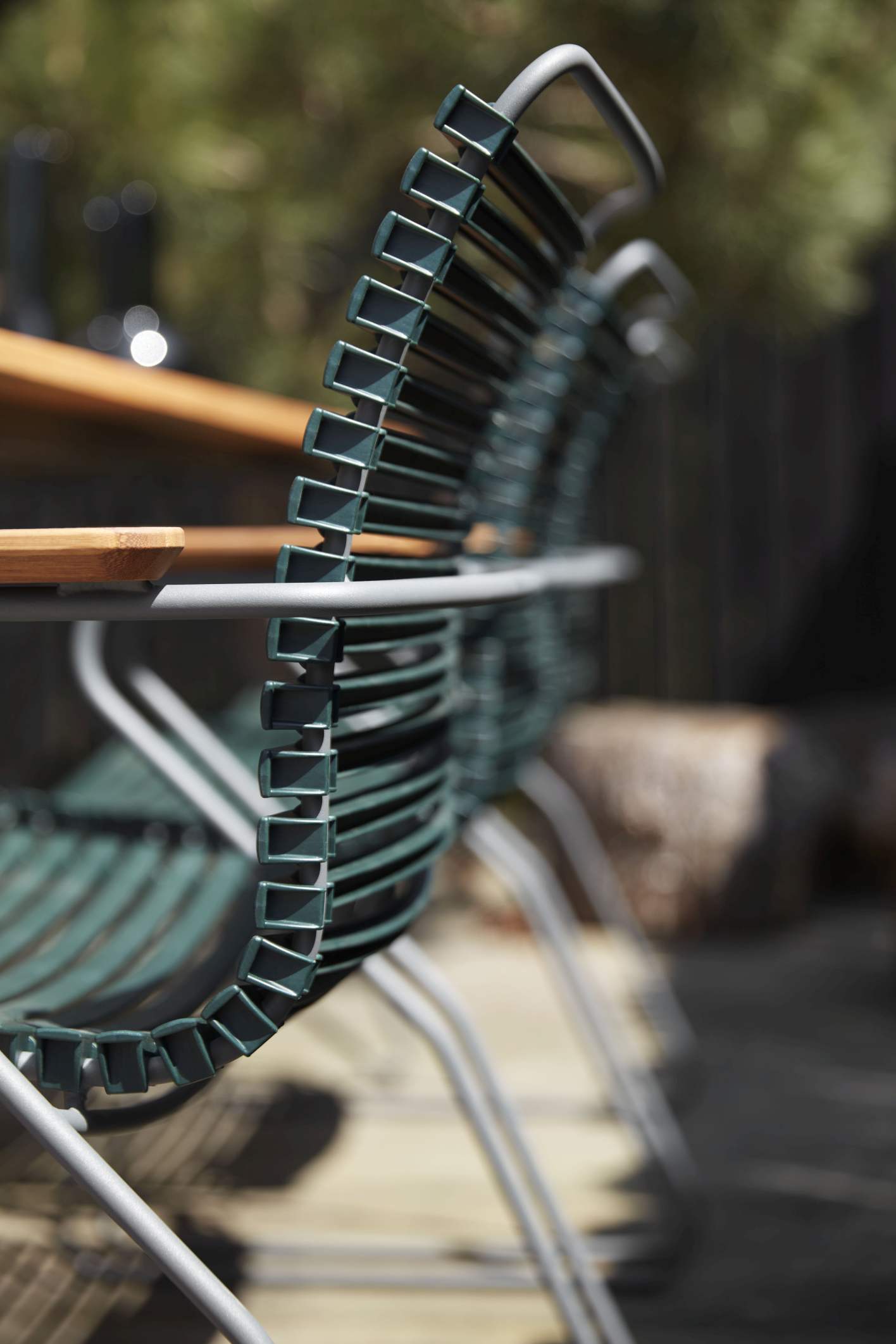 Detailaufnahme von Houe Click Dining Stühlen in Dunkelgrau, moderne Gartenstühle mit Armlehne für den Außenbereich.