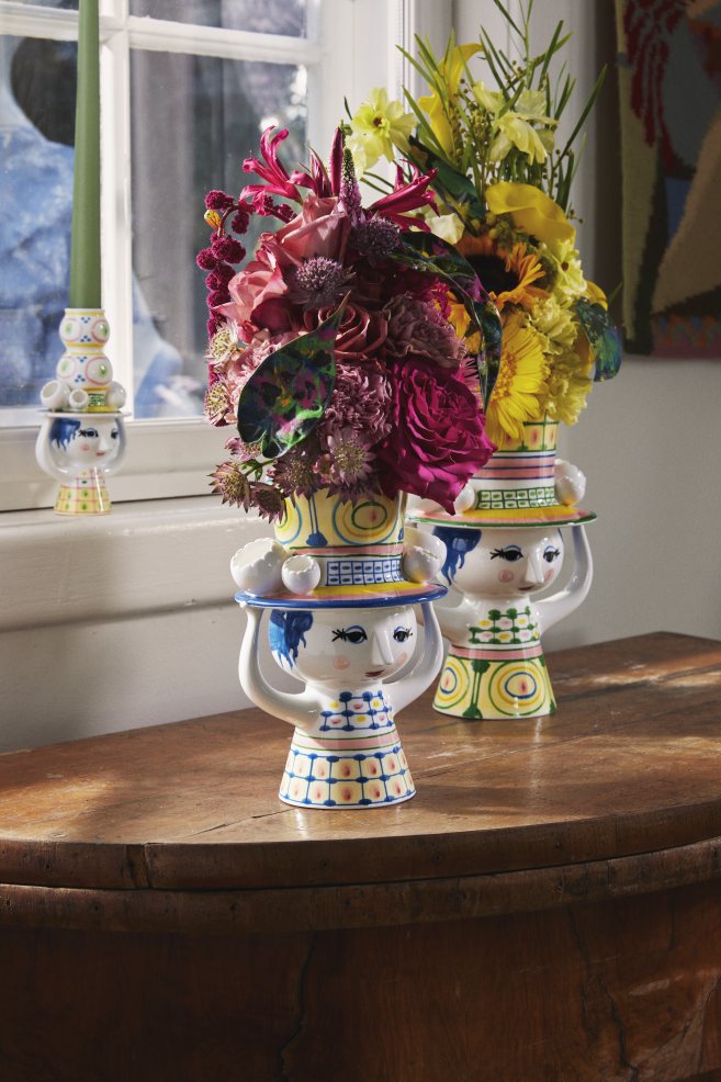 Bjorn Wiinblad Lady with Hat Vase, gefüllt mit bunten Blumen, dekorative Keramik Blumenvase im skandinavischen Design.