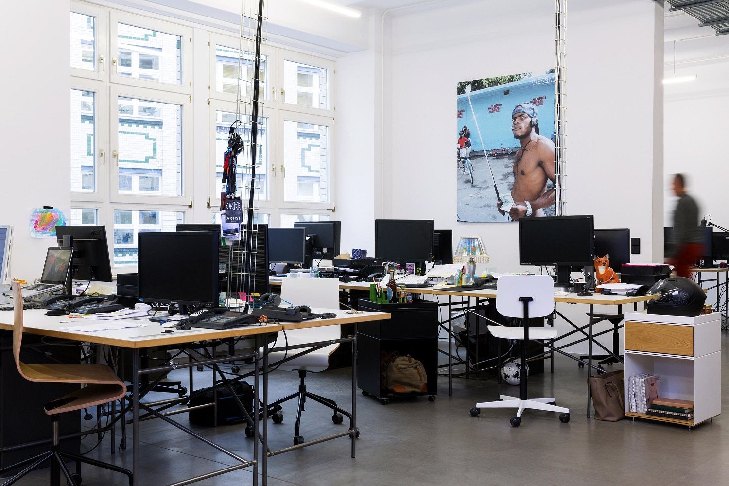 Büro mit mehreren Eiermann Tischgestellen, höhenverstellbar, für moderne Arbeitsplätze und flexibles Arbeiten.