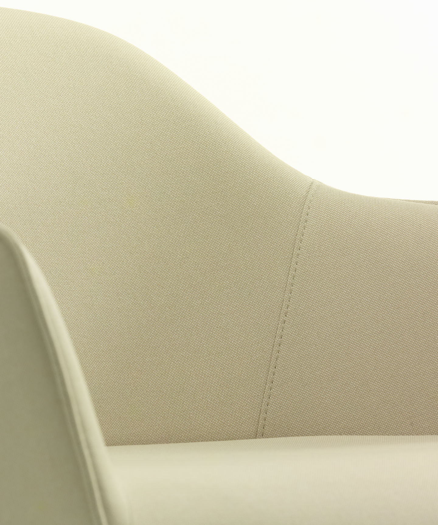Detailaufnahme des beigen Vitra Softshell Chair mit Vierfußgestell, Fokus auf Stoffbezug und Naht.