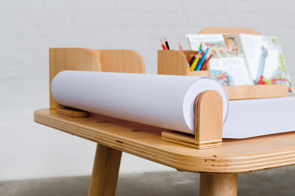 Growing Table Kindertisch aus Buchenholz mit Papierrolle, Stifthalter und Buchablage für kreative Kinder.
