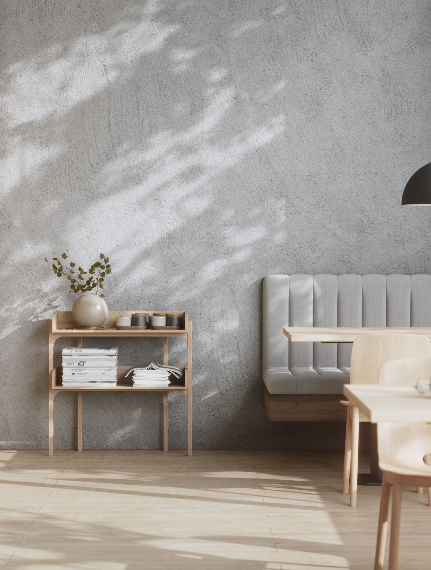 Helles Interieur mit Woud Utility Shelf Regal aus Holz, dekoriert mit Büchern und Pflanzen.