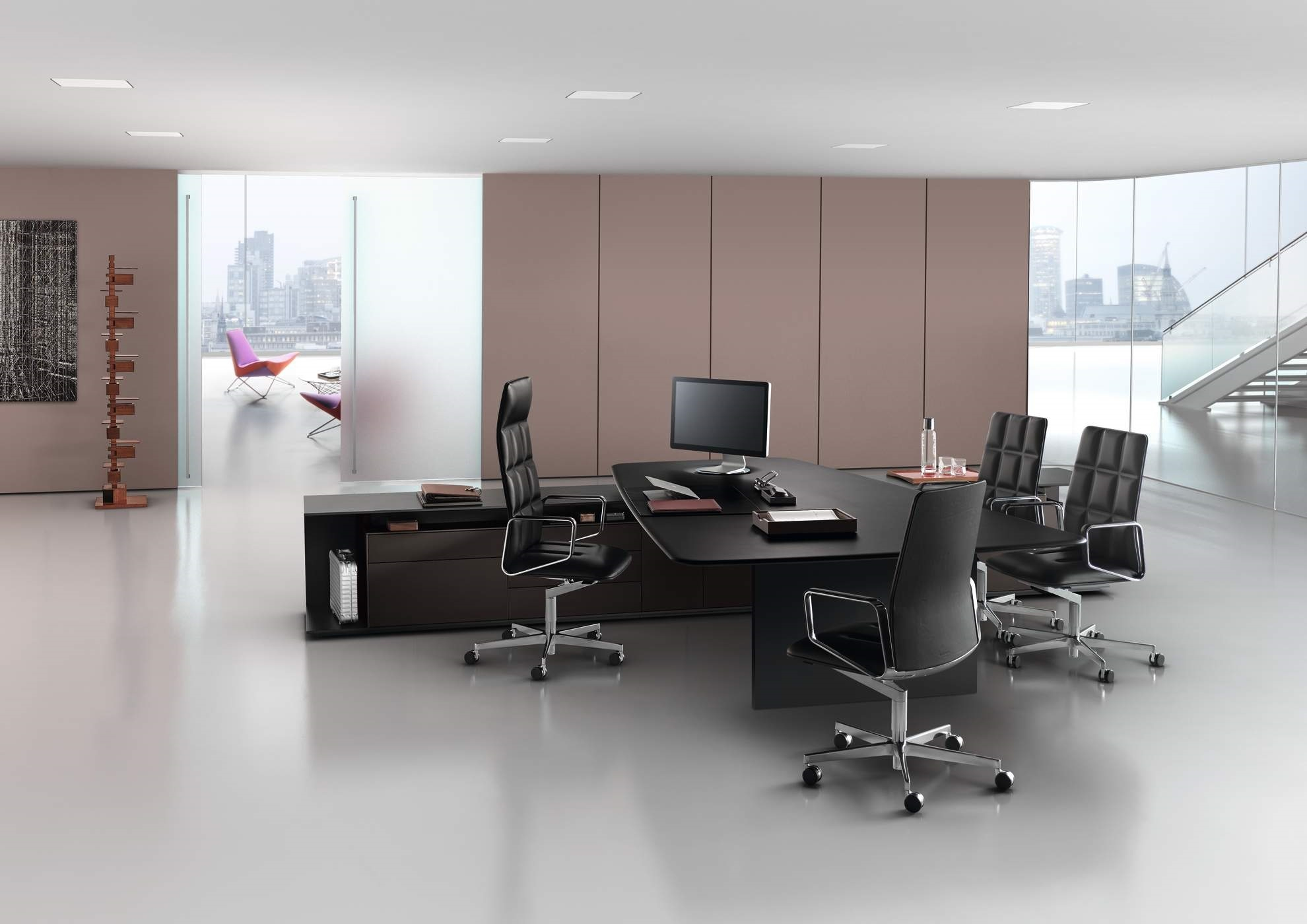 Büro mit schwarzem Konferenztisch und mehreren schwarzen Leadchair Executive Drehstühlen von Walter Knoll mit Chromgestell.