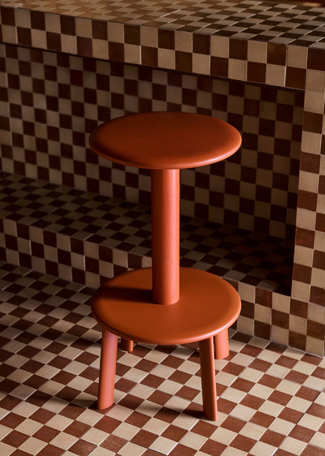 Massif Hocker von AndTradition, orangefarbener Holz-Hocker mit runder Sitzfläche und Fußstütze.