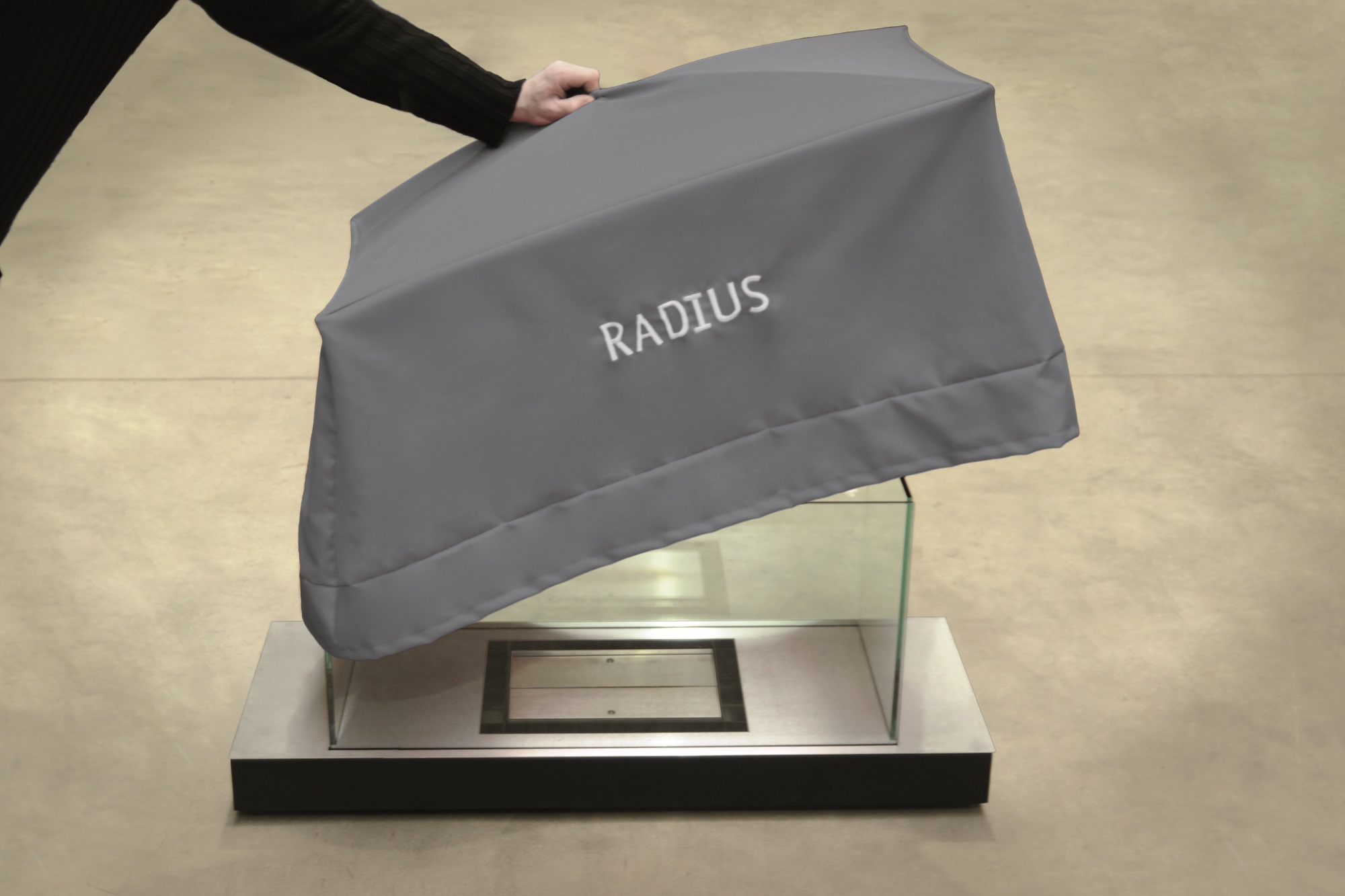 Uni Flame Radius Ethanol Kamin mit grauer Schutzhülle, moderner Tischkamin für Innen und Außen.