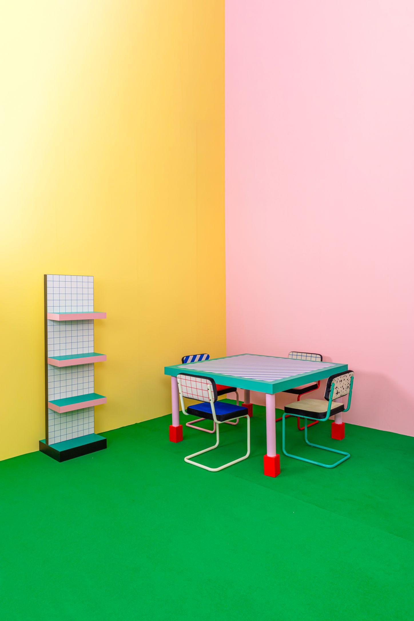 Seletti Esstisch Supersquare Table mit Stühlen und Regal in farbenfrohem, modernem Design.