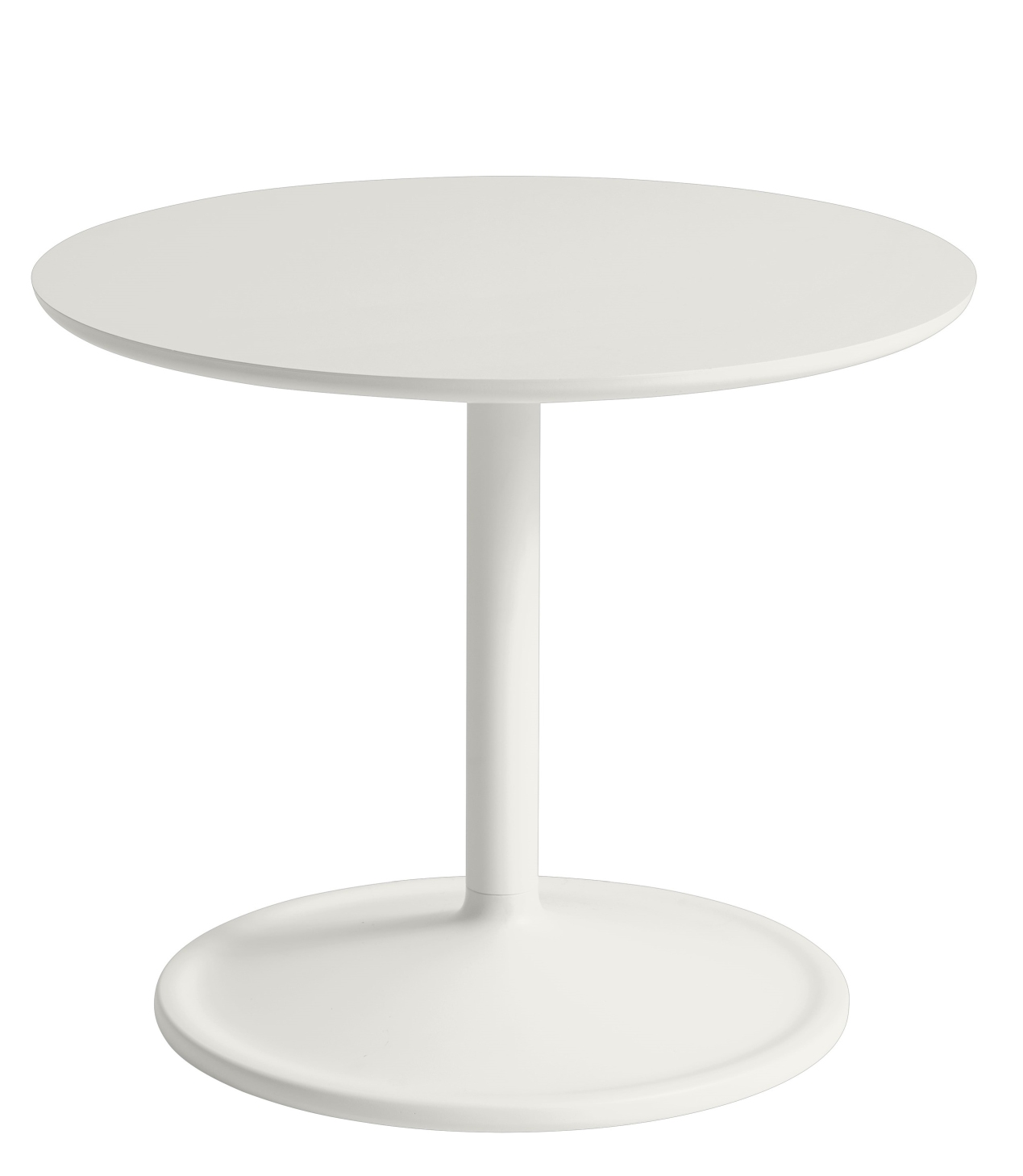 Weißer Muuto Soft Side Table Beistelltisch mit runder Tischplatte und Fuß auf weißem Hintergrund.