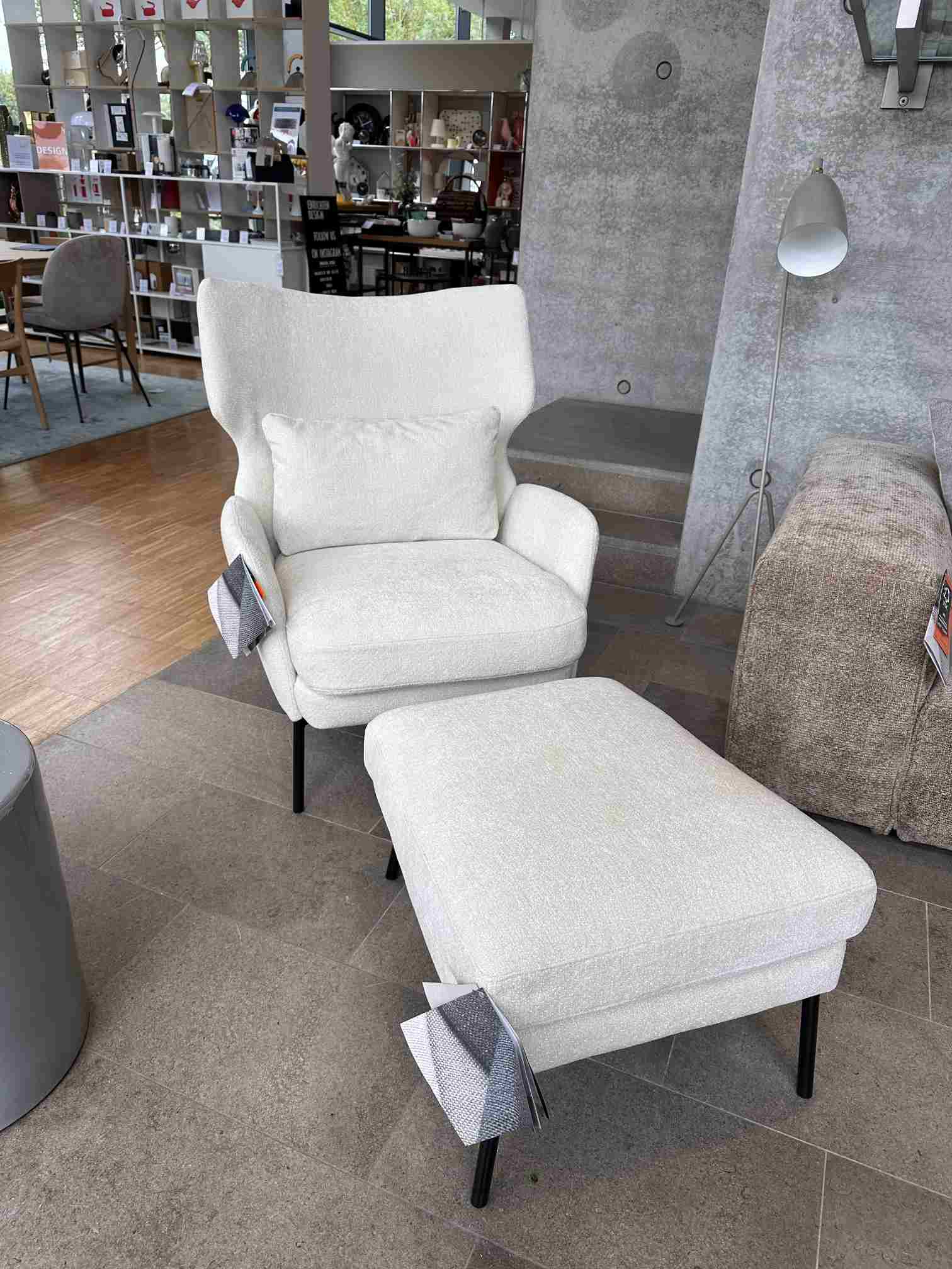 Weißer Seatrelax Sessel mit Ottoman, modernes Design für Wohnzimmer und Entspannung. Bequemer Polstersessel mit Fußhocker.