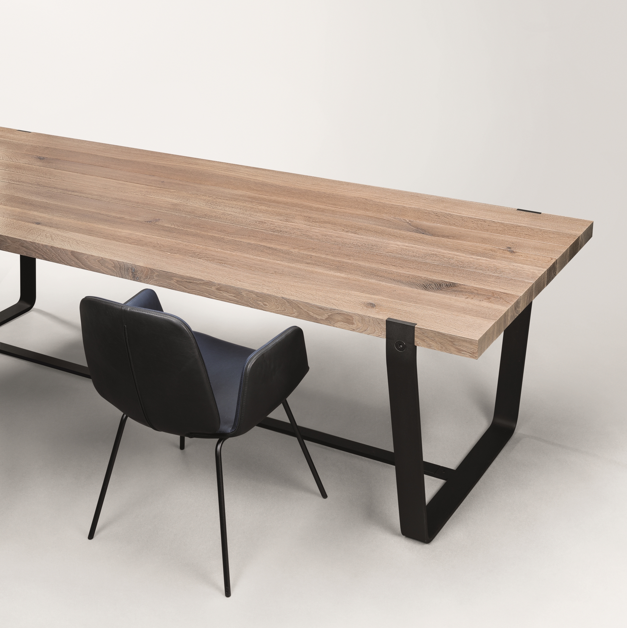 BB 11 Clamp Tisch von Janua aus geölter Eiche mit schwarzem Stahlgestell und Stuhl.