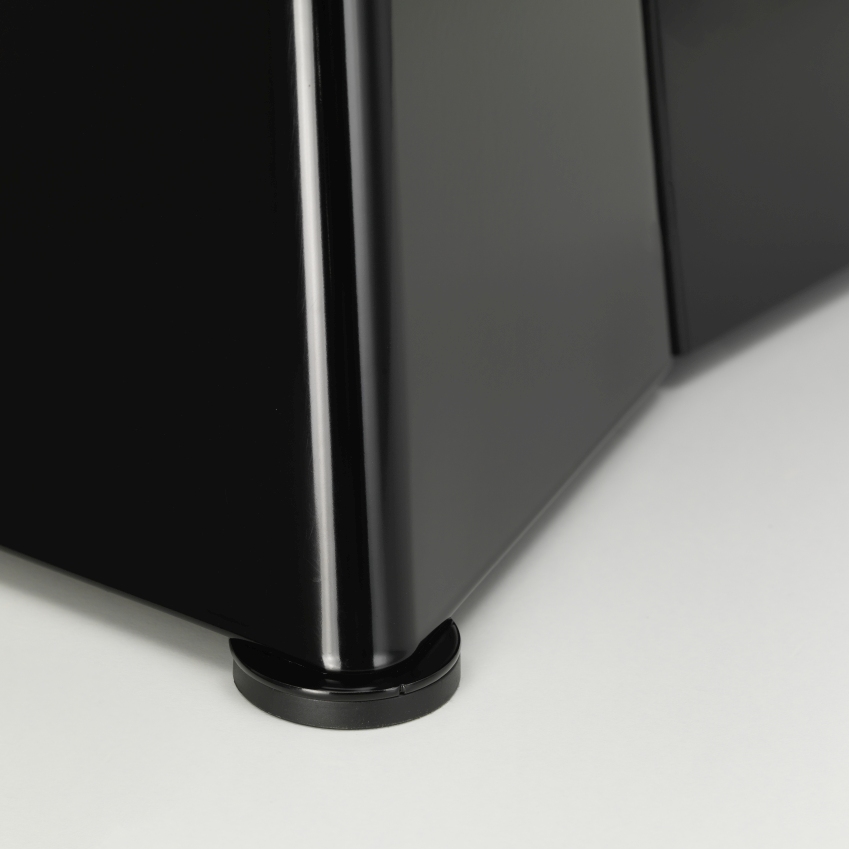 Detailaufnahme vom Fuß des schwarzen Vitra Tabouret Métallique Hockers, der auf einem weißen Untergrund steht.