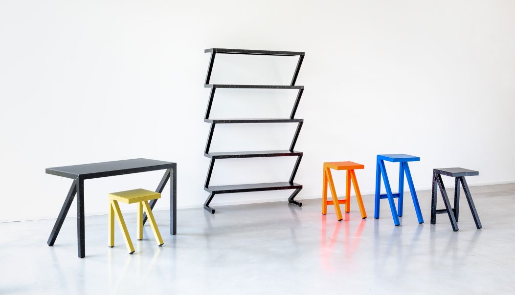 Bureaurama Hocker und Regal von Magis, farbenfrohe Barhocker und Schreibtisch im minimalistischen Design.