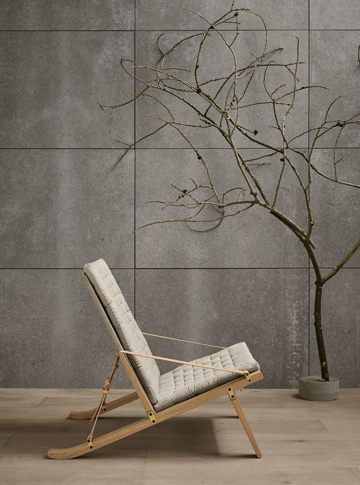 FK11 Plico Chair Sessel von Carl Hansen, helles Holzgestell mit grauem, gestepptem Stoffbezug.