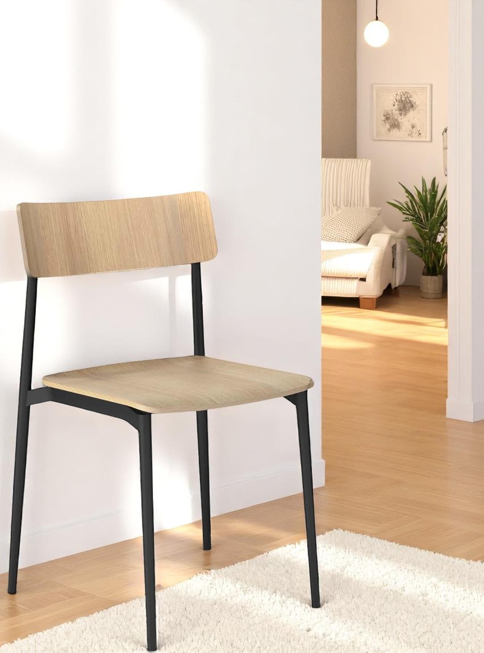 Cult-Wood Chair Stuhl von Segis, helles Holz mit schwarzem Metallgestell, modernes Design für Esszimmer.