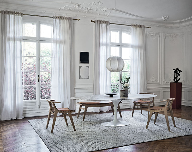 Esszimmer mit Klismos Stuhl von Knoll International in Natur, Holzstuhl mit Filzgleitern.
