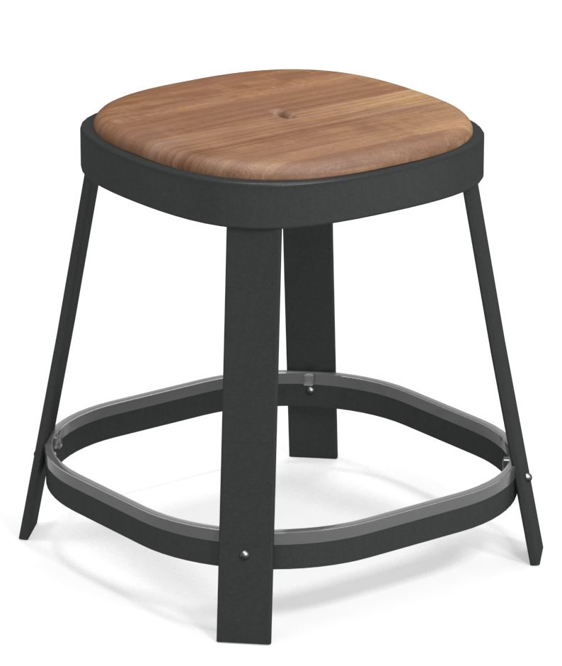 Thor Dining Stool: Niedriger Barhocker von Emu für den Außenbereich mit Holz-Sitzfläche und schwarzem Gestell.