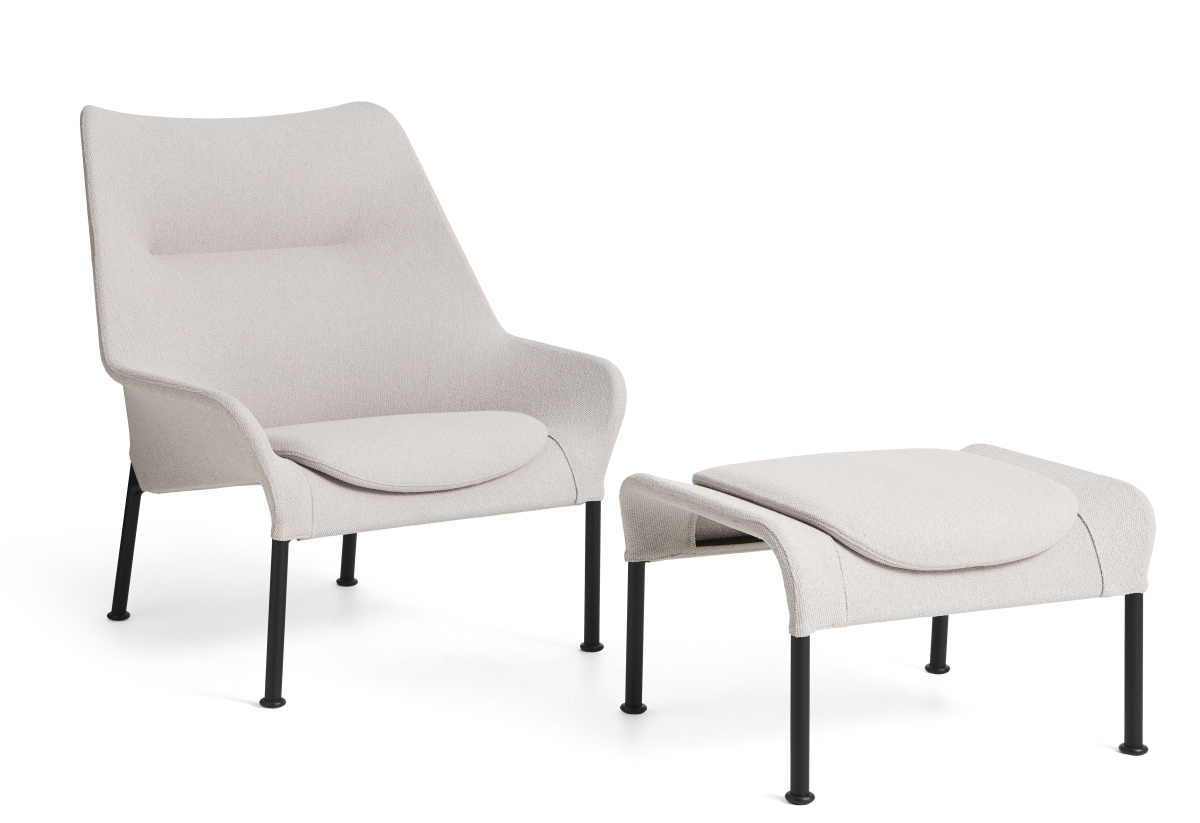 Heller Sessel mit hoher Rückenlehne und passendem Ottoman Hocker, moderne Wohnzimmermöbel.