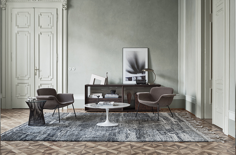 Grauer KN04 Stuhl von Knoll International in stilvollem Wohnzimmer mit Teppich und Tisch.
