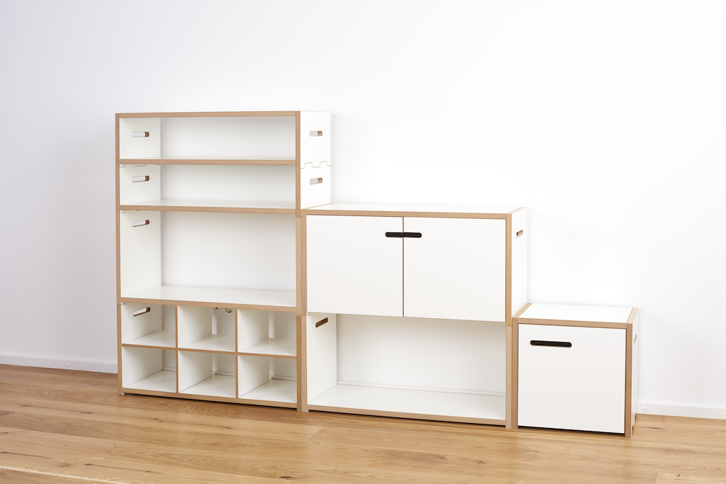 Tojo Halbstark Regalsystem: Weißes, modulares Regal mit Fächern, Schubladen und offenen Elementen für flexible Aufbewahrung.