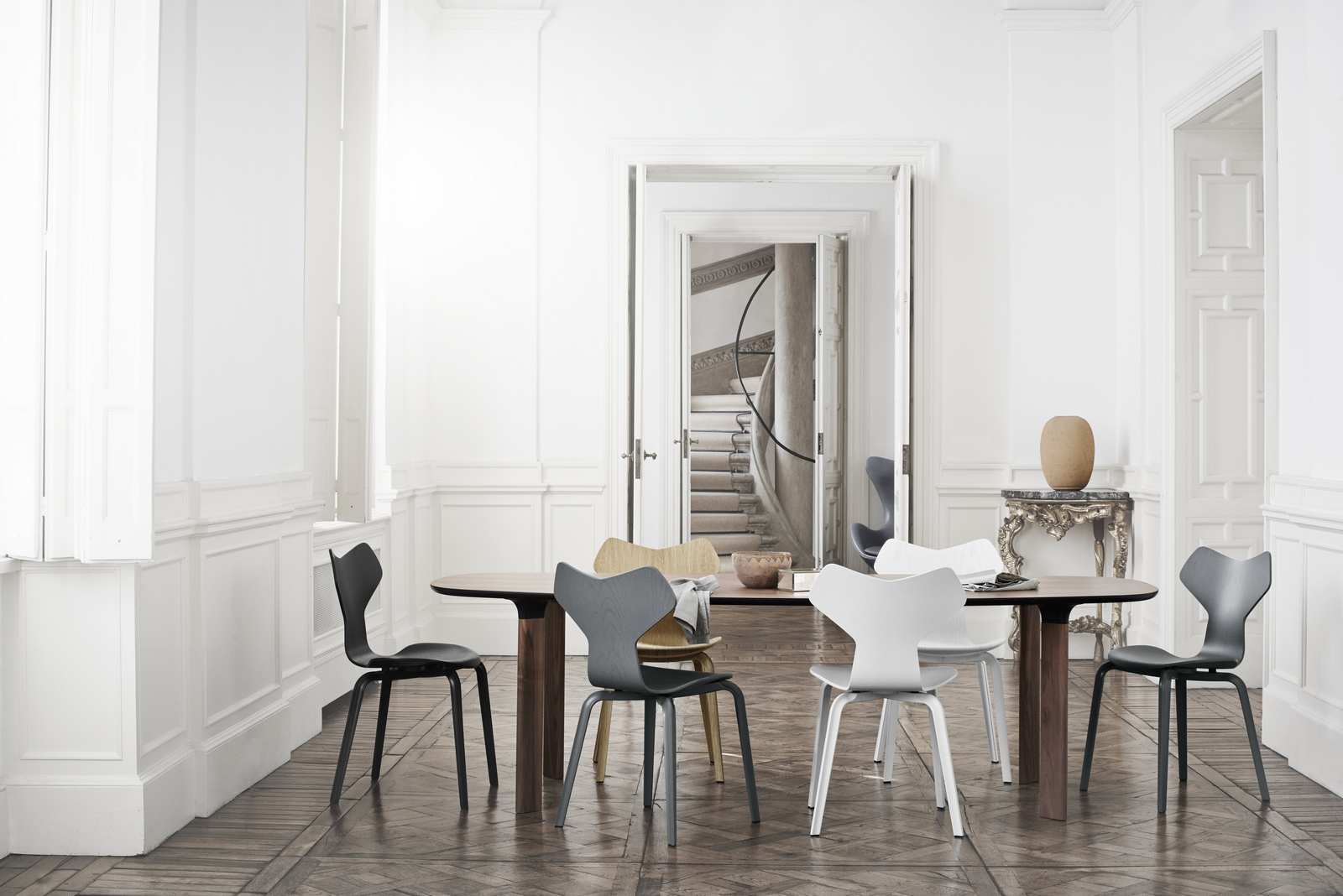 Ovaler Analog Tisch von Fritz Hansen mit Stühlen in einem hellen, eleganten Esszimmer.