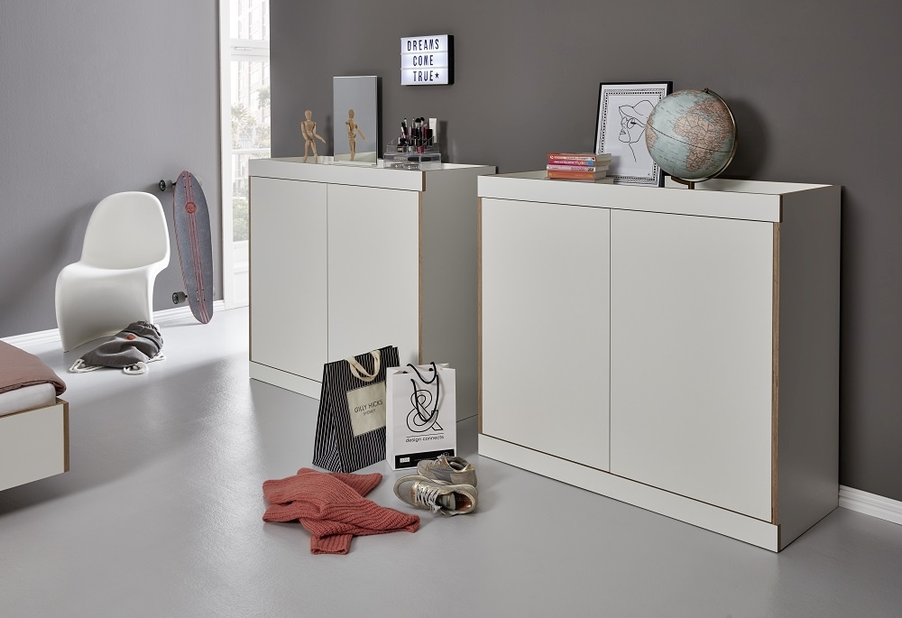 Zwei weiße Flai Kommoden von Müller Möbelwerkstätten in einem modern eingerichteten Zimmer.