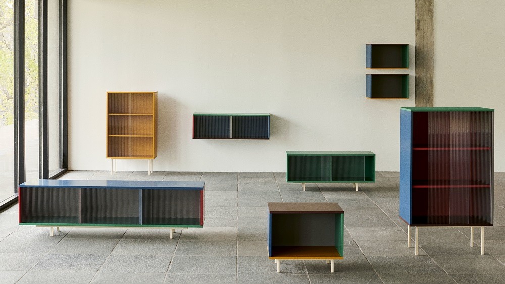 Mehrere Hay Colour Cabinets in verschiedenen Größen und Farben im minimalistischen Raum.