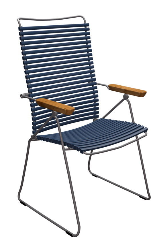 Houe Click Position Chair: Blauer Outdoor Sessel mit Armlehnen aus Holz und Stahlgestell.